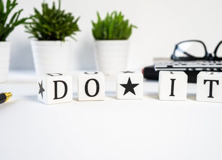 Inspiring office scene with 'Do It' blocks and plants, perfect for motivation.